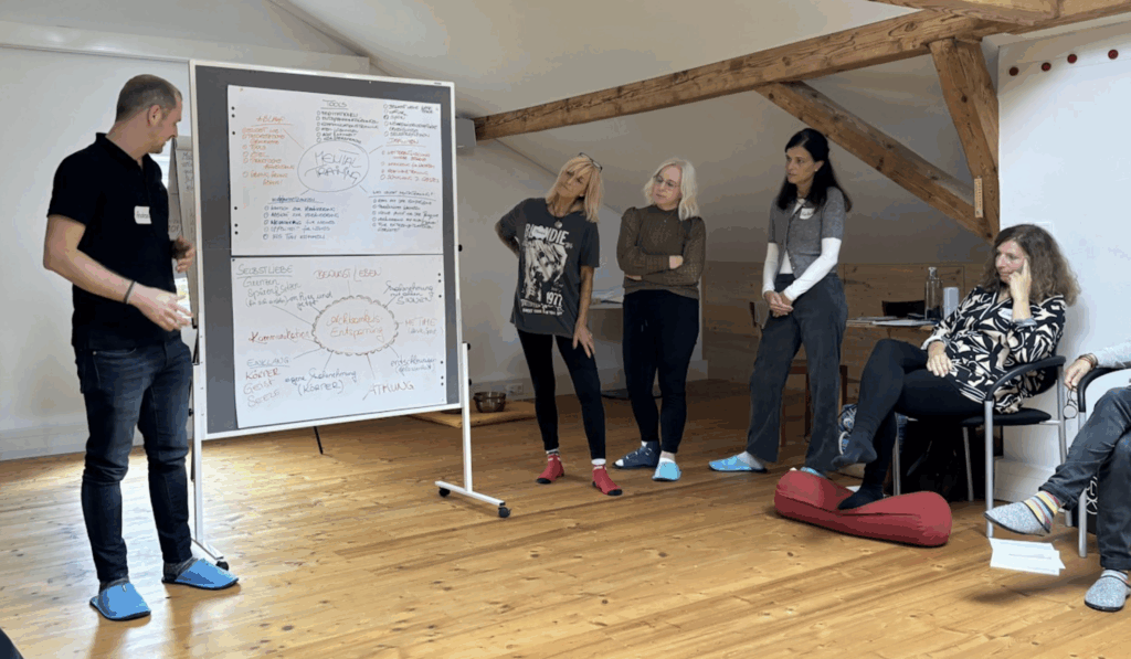 Leute bei einer Präsentation mit Whiteboard.