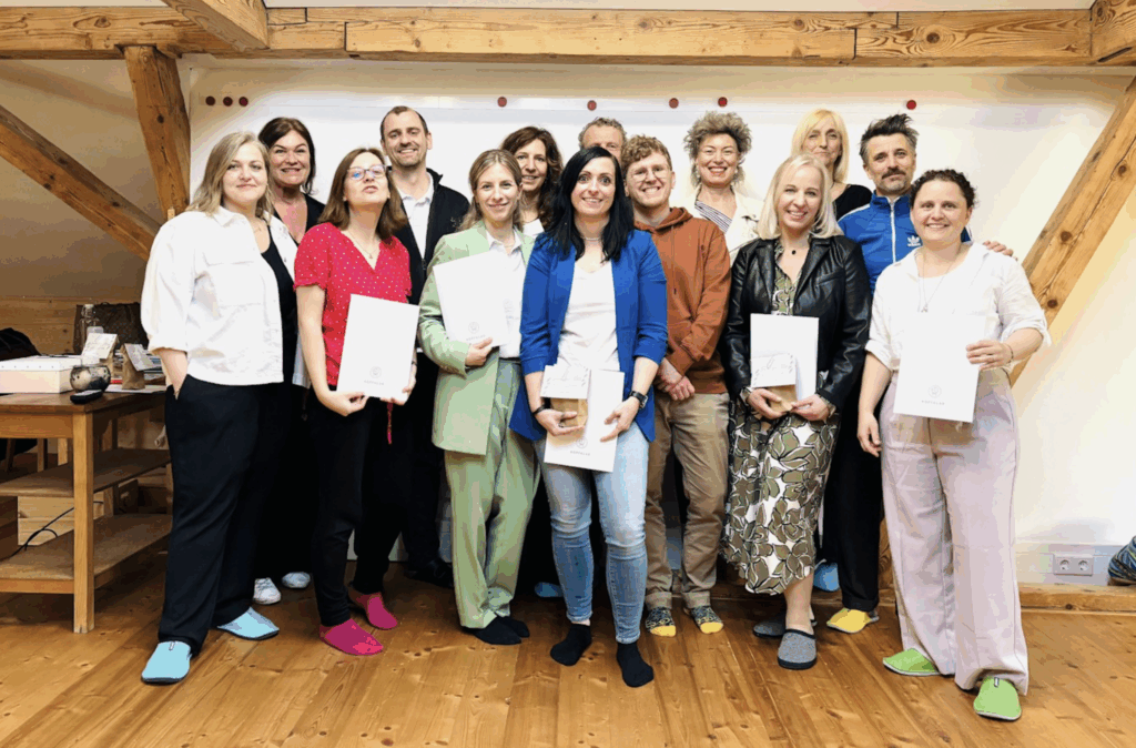 Gruppe von lachenden Menschen mit Zertifikaten