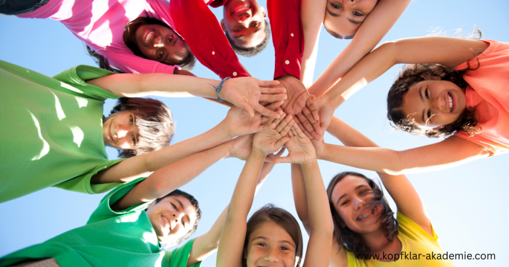 Fröhliche Kinder bilden einen Kreis mit Händen.